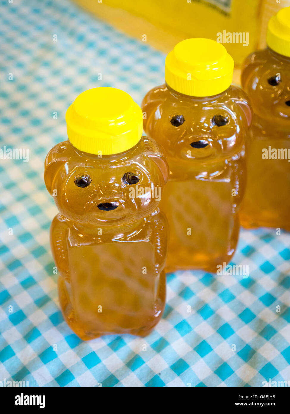 Bouteilles d'ours de miel, à l'affiche à l'Old Strathcona Farmers' Market à Edmonton, Alberta, Canada. Banque D'Images