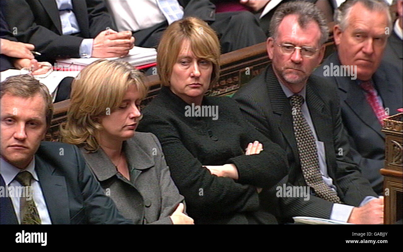 De gauche à droite : le secrétaire d'État à la Culture, aux médias et au Sport, James Purnell, le secrétaire aux Transports, Ruth Kelly, le secrétaire à l'intérieur, Jacqui Smith, un homme non identifié, et le secrétaire au travail et aux pensions, Peter Hain, écoutent tandis que le chancelier Alistair Darling présente son rapport prébudgétaire au Parlement. Banque D'Images