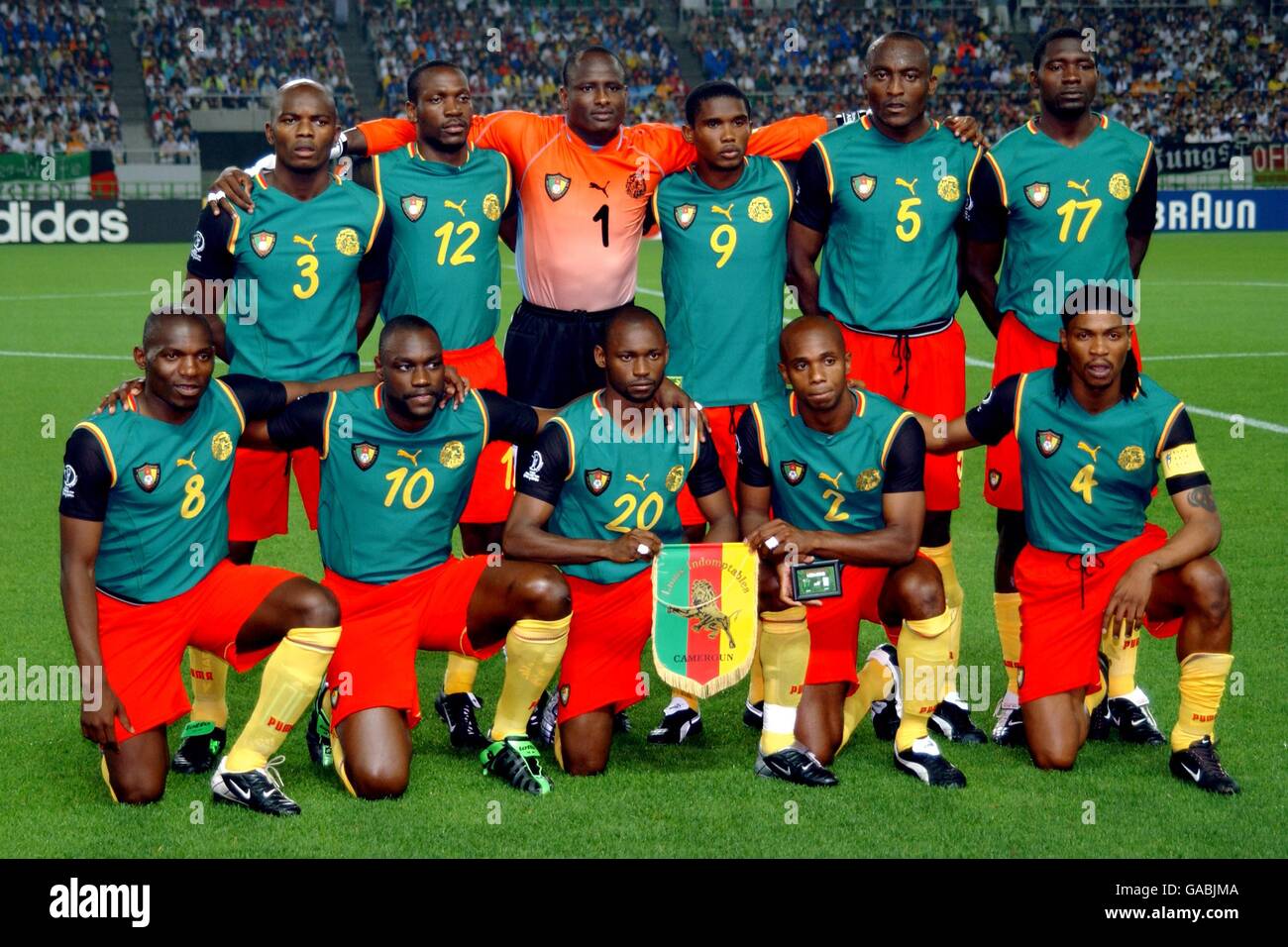 Football - coupe du monde de la FIFA 2002 - Groupe E - Cameroun /  Allemagne. Groupe d'équipe du Cameroun Photo Stock - Alamy