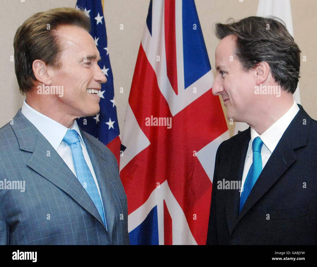 Le chef du Parti conservateur David Cameron rencontre aujourd'hui le gouverneur de la Californie Arnold Schwarzenegger (à gauche) dans son bureau de Sacremento, en Californie. M. Cameron effectue une visite de trois jours sur la côte ouest de l'Amérique. Banque D'Images