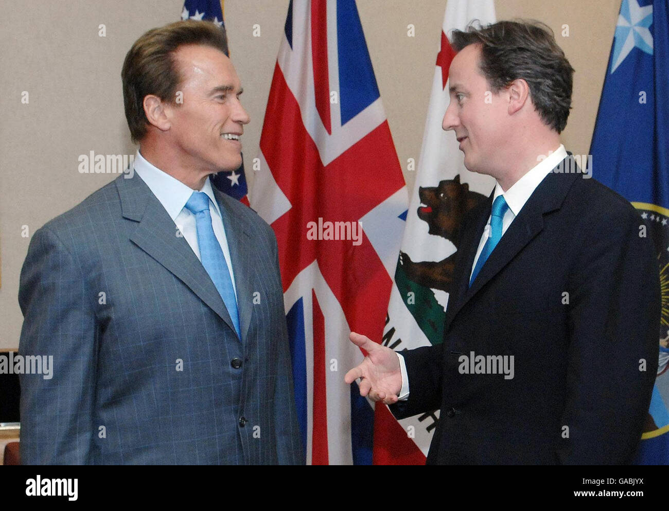 Le chef du Parti conservateur David Cameron rencontre aujourd'hui le gouverneur de la Californie Arnold Schwarzenegger (à gauche) dans son bureau de Sacremento, en Californie. M. Cameron effectue une visite de trois jours sur la côte ouest de l'Amérique. Banque D'Images