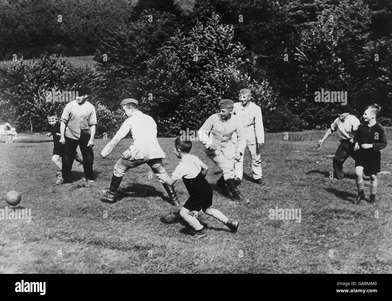 Football.Des soldats dans un camp communautaire du corps travailliste occidental en Tchécoslovaquie jouent au football contre des garçons du village local pendant la crise tchèque Banque D'Images