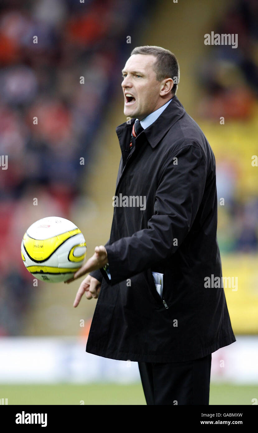 Football - Championnat de la ligue de football Coca-Cola - Watford / Blackpool - Vicarage Road.Adrian Boothroyd, directeur de Watford, s'est fait crier au toucher lors du match de championnat de la ligue de football Coca-Cola à Vicarage Road, Watford. Banque D'Images