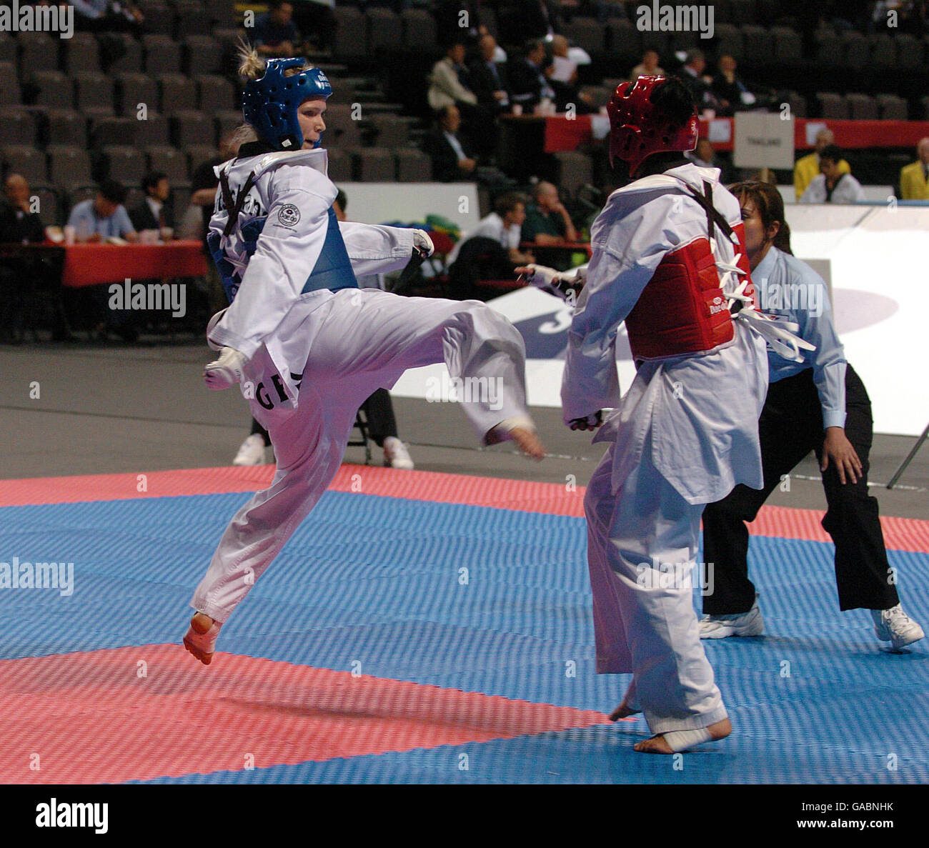 Athlétisme - 2007 qualification olympique mondiale de Taekwondo Bejing - MEN Arena. helena Fromm (bleue) en Allemagne en action contre Benabderrassoul Mouna au Maroc Banque D'Images