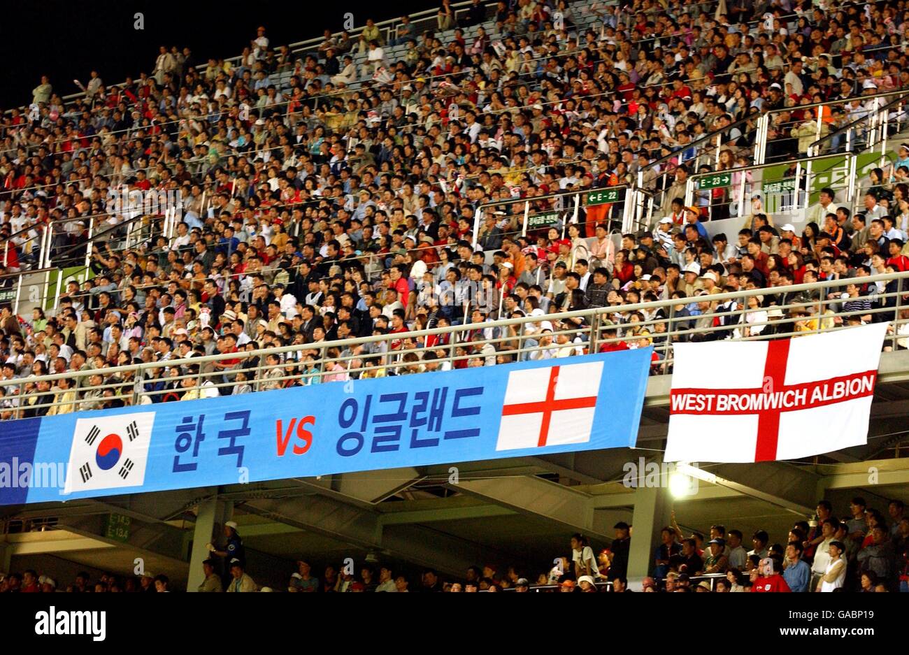 Football international - amical - Corée du Sud / Angleterre.Les fans de West Bromwich Albion ont mis leur drapeau à côté d'une bannière coréenne dans le stade de la coupe du monde de Jeju Banque D'Images