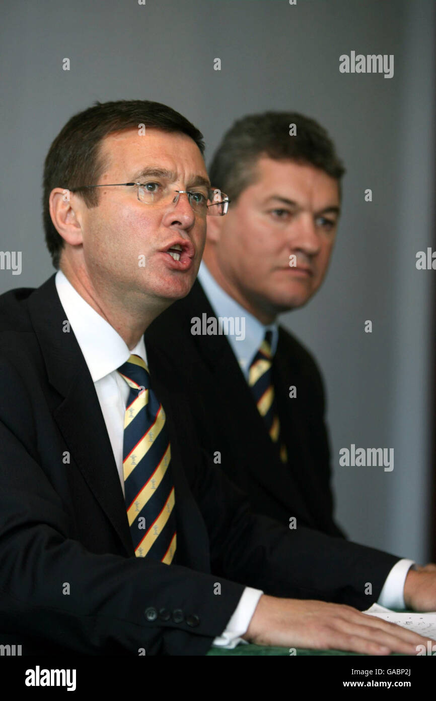 Roger Lewis, directeur général du groupe (à gauche) et David Pickering, président de la WRU lors d'une conférence de presse à l'hôtel Vale of Glamorgan, Hensol, Cardiff. Banque D'Images