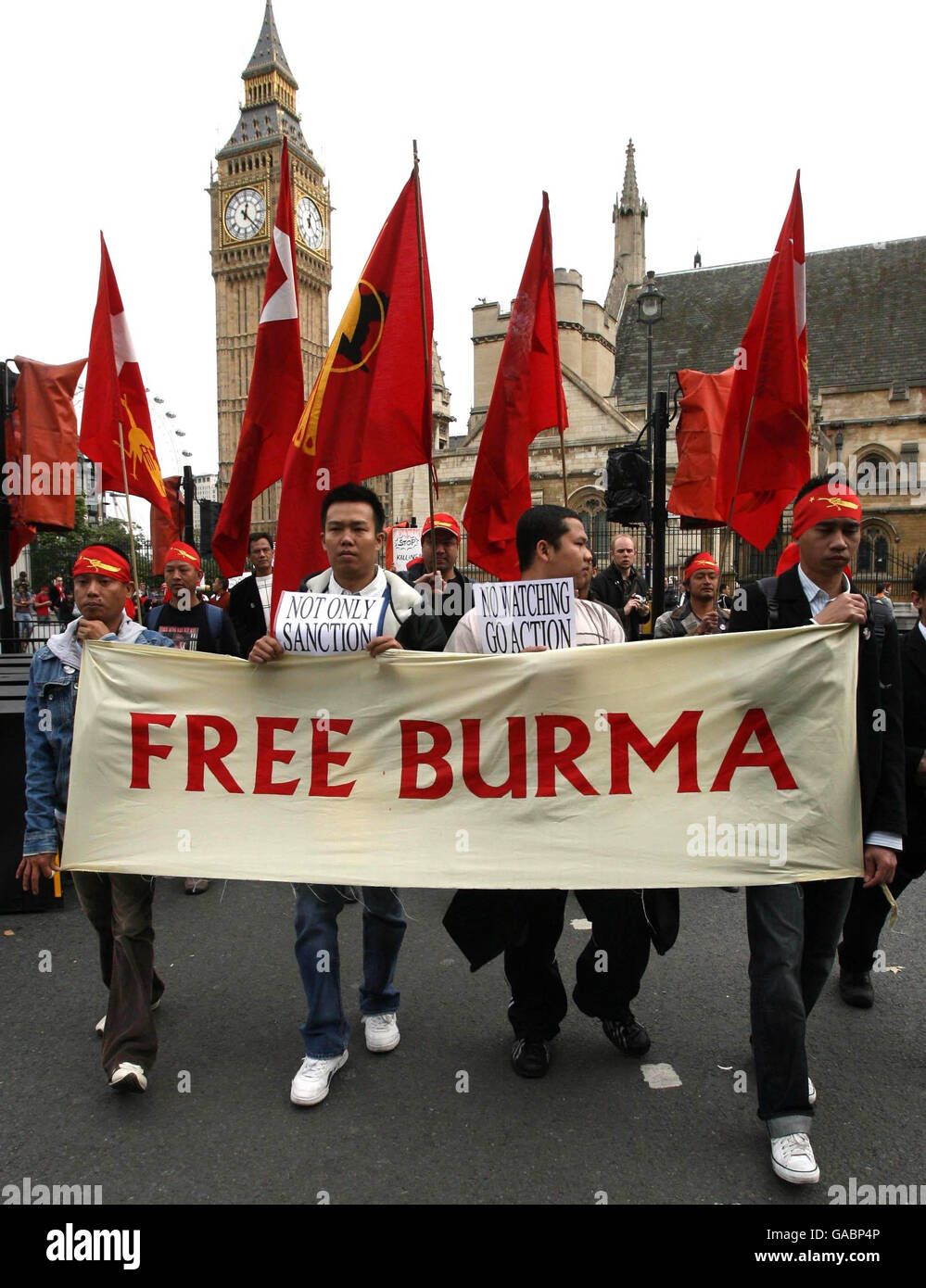 Les manifestants de Londres se joignent à un rassemblement pour montrer leur soutien aux manifestants pro-démocratie en Birmanie. Banque D'Images