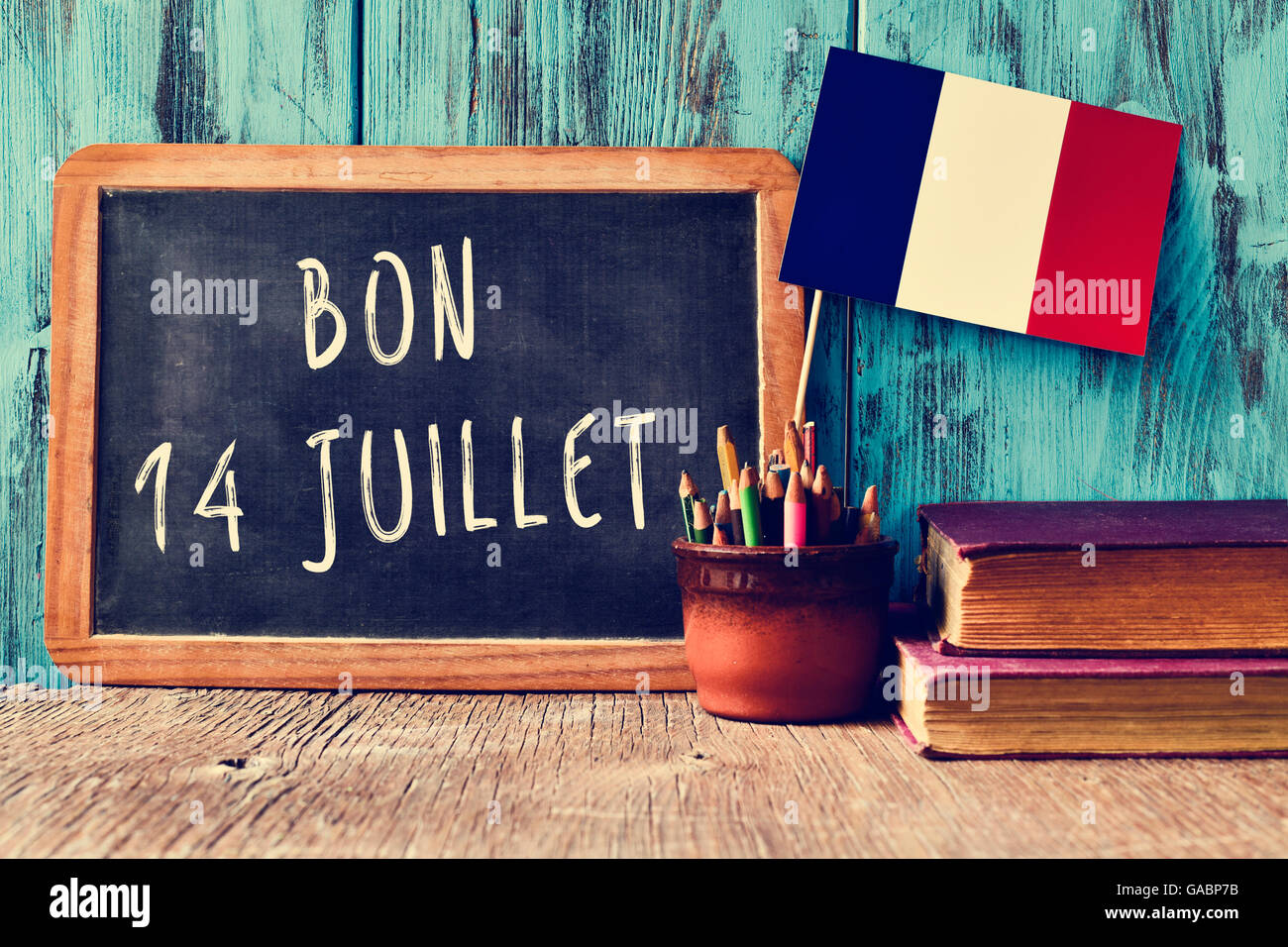 Un tableau en bois avec le texte bon 14 juillet, happy 14 juillet, la Journée nationale de la France, écrit en français et un Banque D'Images