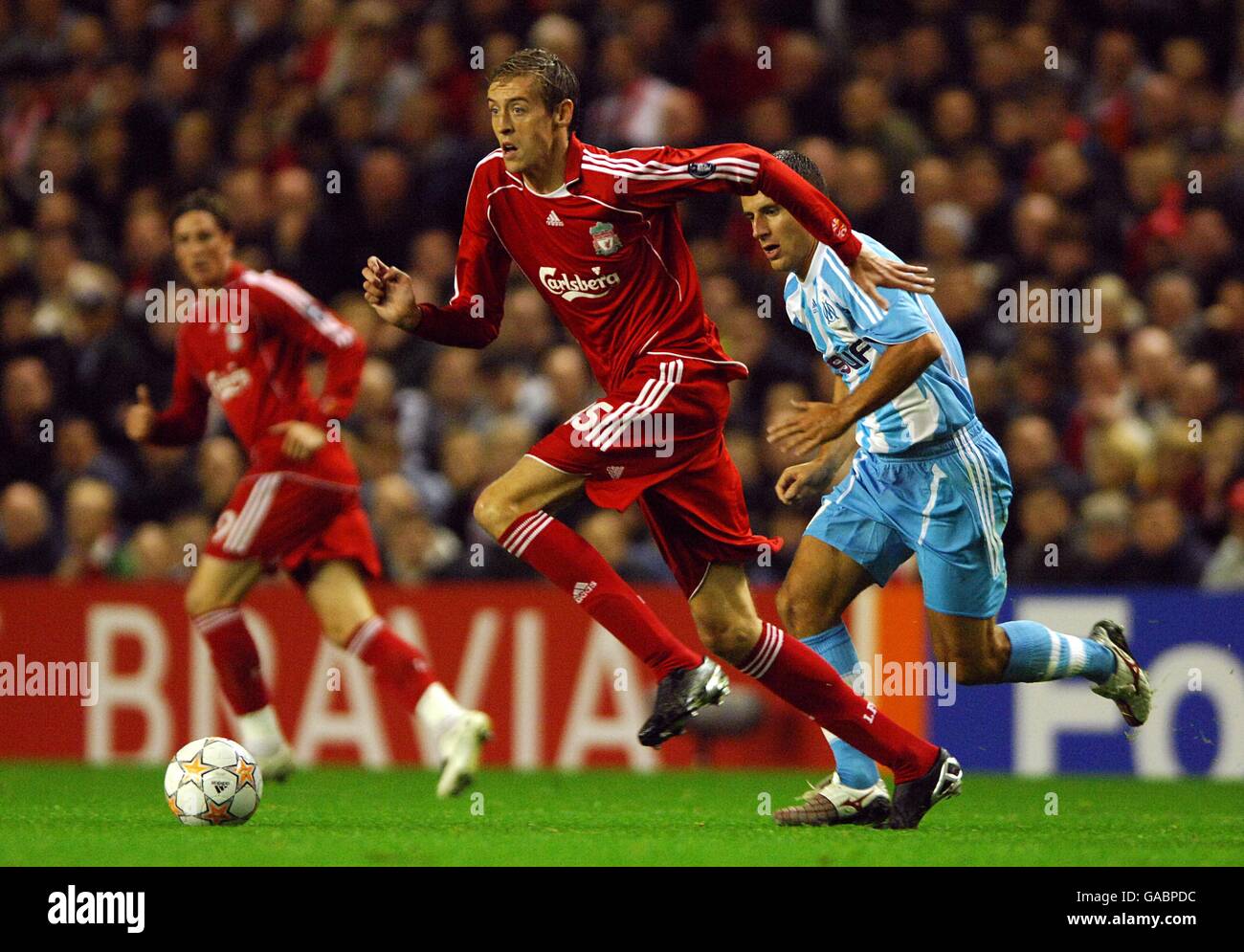 Football - Ligue des champions de l'UEFA - Groupe A - Liverpool / Olympique Marseille - Anfield.Peter Crouch de Liverpool en action Banque D'Images Football - Ligue des champions de l'UEFA - Groupe A - Liverpool / Olympique Marseille - Anfield.Peter Crouch de Liverpool en action Banque D'Images