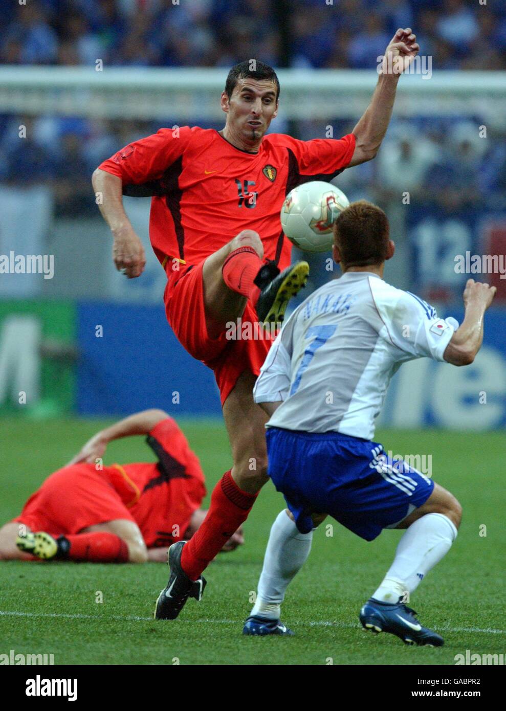 Football - coupe du monde de la FIFA 2002 - Groupe H - Japon / Belgique.Jacky Peters de Belgique s'emmêle à Hidetoshi Nakata Banque D'Images