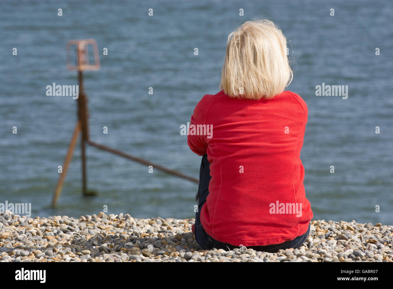Femme anonyme à la pensée à la mer Banque D'Images