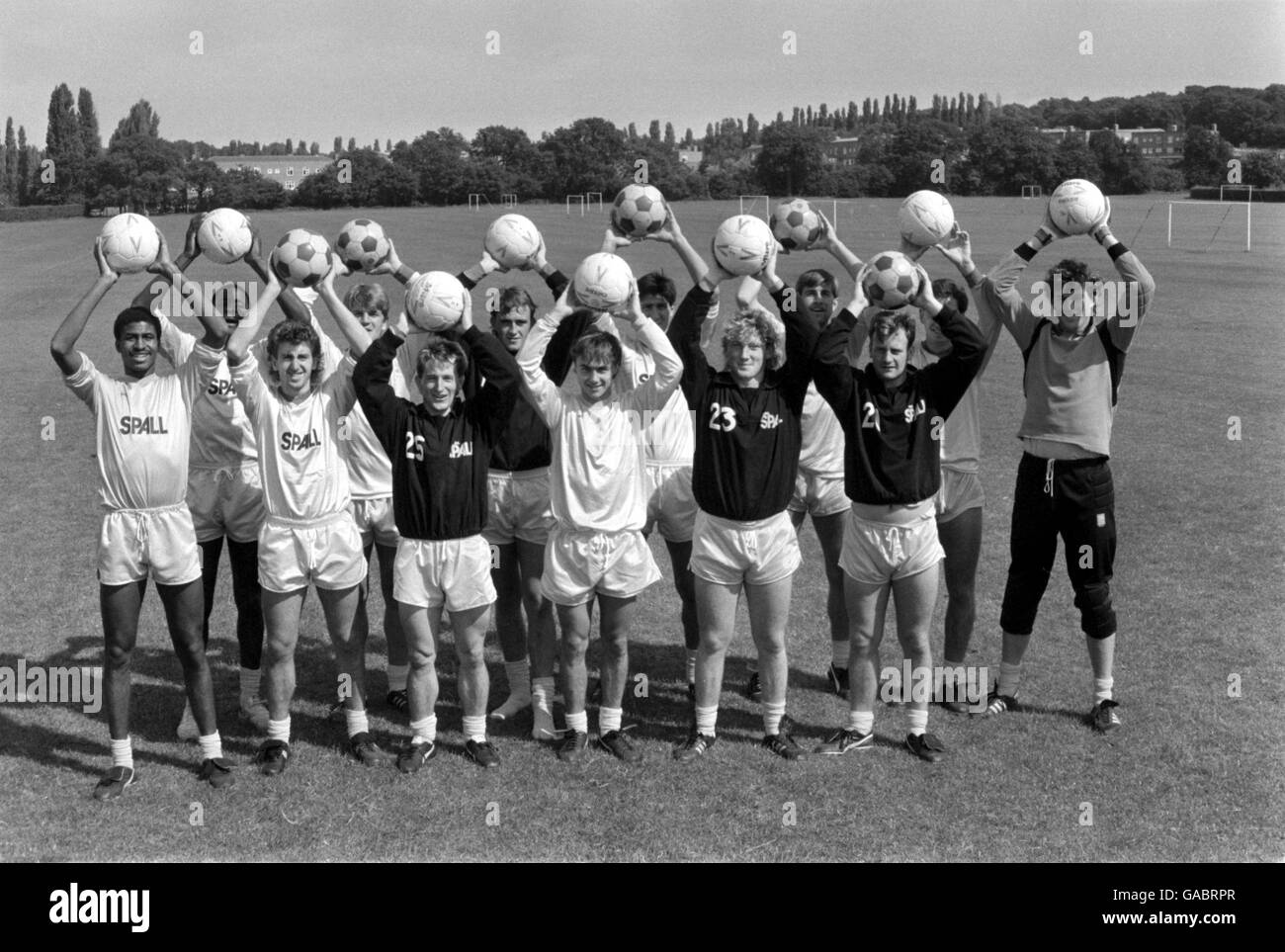 Les joueurs de Wimbledon célèbrent la première division après cinq matchs, moins de dix ans après le match du club dans la Ligue du Sud : (l-r) Carlton Fairweather, John Fashanu, Nigel Winterburn, Glyn Hodges, Steve Galliers,Andy Thorn, Dennis Wise, Lawrie Sanchez, Kevin Gage, Mick Smith,John Kay, ?, Dave Beasant Banque D'Images Les joueurs de Wimbledon célèbrent la première division après cinq matchs, moins de dix ans après le match du club dans la Ligue du Sud : (l-r) Carlton Fairweather, John Fashanu, Nigel Winterburn, Glyn Hodges, Steve Galliers,Andy Thorn, Dennis Wise, Lawrie Sanchez, Kevin Gage, Mick Smith,John Kay, ?, Dave Beasant Banque D'Images