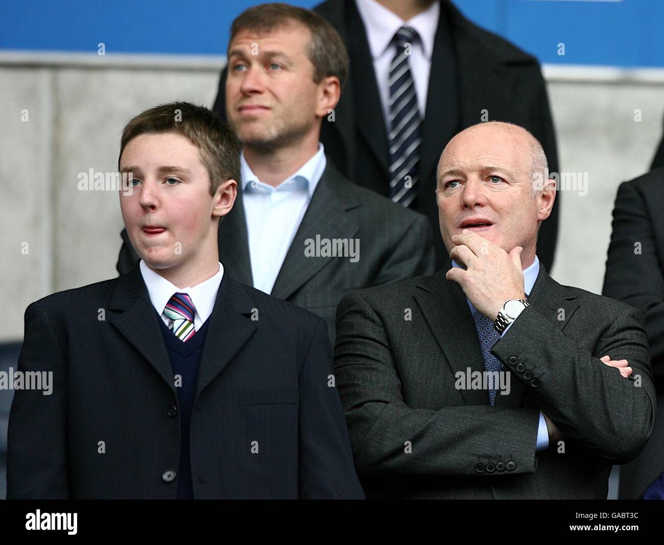 Peter Kenyon, chef de l'exécutif de Chelsea (r) dans les tribunes précédentes Pour démarrer comme le propriétaire Roman Abramovich (arrière) regarde sur Banque D'Images