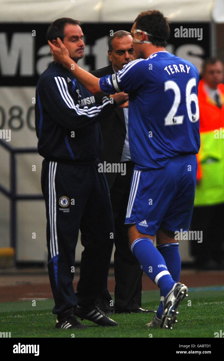 Football - Barclays Premier League - Bolton Wanderers / Chelsea - Reebok Stadium.John Terry de Chelsea célèbre avec Steve Clarke, directeur adjoint de Chelsea Banque D'Images