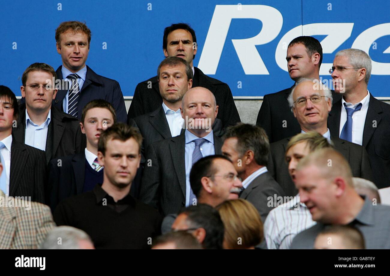 Le propriétaire de Chelsea, Roman Abramovich, est rejoint dans les stands par Simon Greenberg de Chelsea (à l'arrière gauche), chef des communications, Peter Kenyon, Cheif Executive (c), Brunce Buck, président (r) et Eugene Tenenbaum (au milieu à droite) Banque D'Images