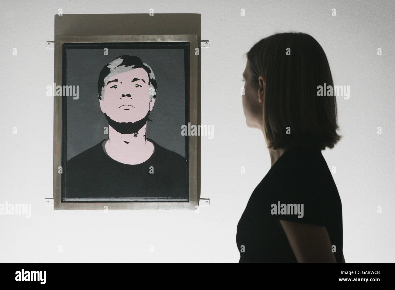 Un visiteur admire Self Portrait d'Andy Warhol lors du lancement de l'exposition Pop Art Portraits au National Portrait Gallery. Banque D'Images