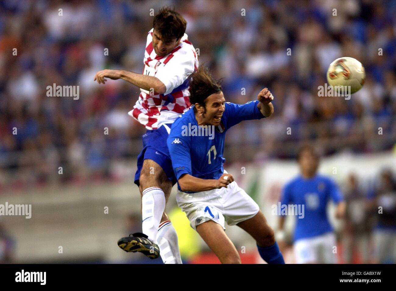 Football - coupe du monde de la FIFA 2002 - Groupe G - Italie / Croatie.Zvonimir Soldo (l) en Croatie et Cristiano Doni en Italie se battent pour le ballon Banque D'Images