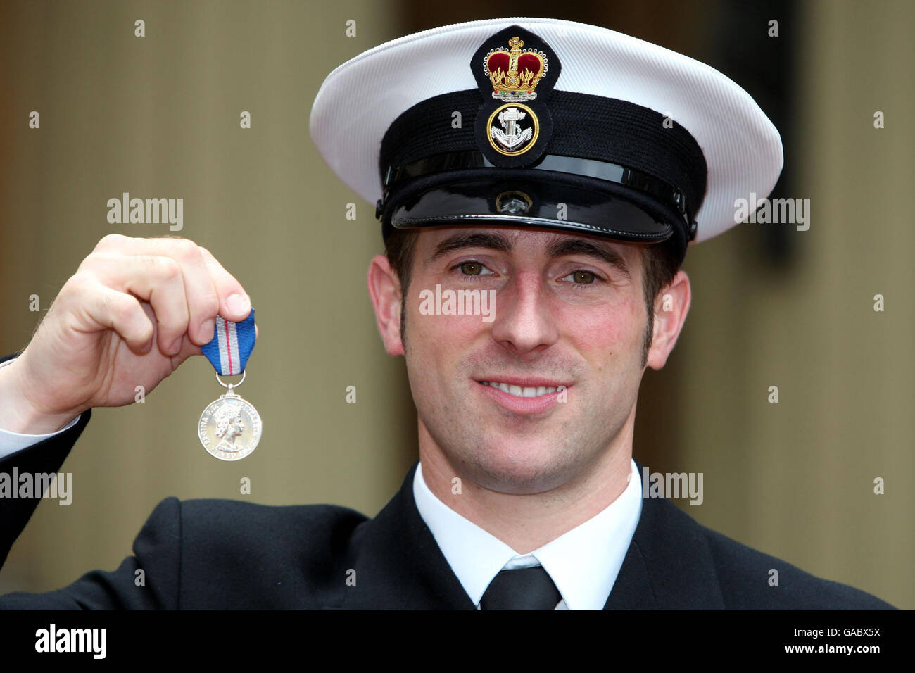 Le petit officier James O'Donnell, basé à RNS Culdrose à Cornwall, pose pour des photographies après avoir reçu la Médaille de la galanterie de la Reine pour bravoure au sauvetage de l'équipage du MSC Napoli, de la Reine à Buckingham Palace, Londres. Banque D'Images