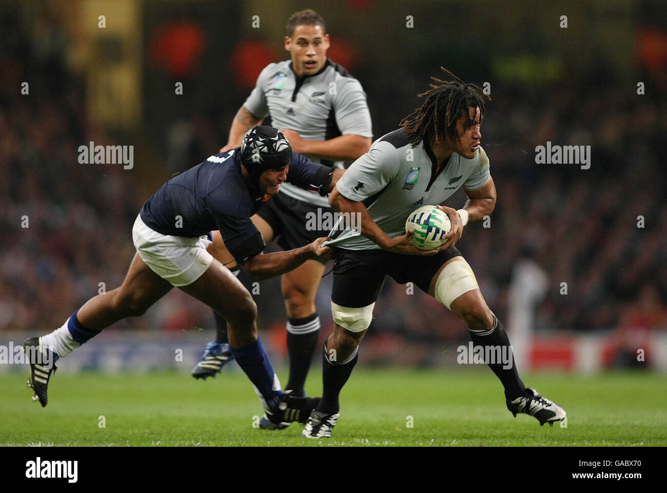 Le Rodney so'Oialo de Nouvelle-Zélande a été attaqué par Thierry Dusauvoir de France lors du match de finale de la coupe du monde de rugby de l'IRB au Millennium Stadium, à Cardiff. Banque D'Images