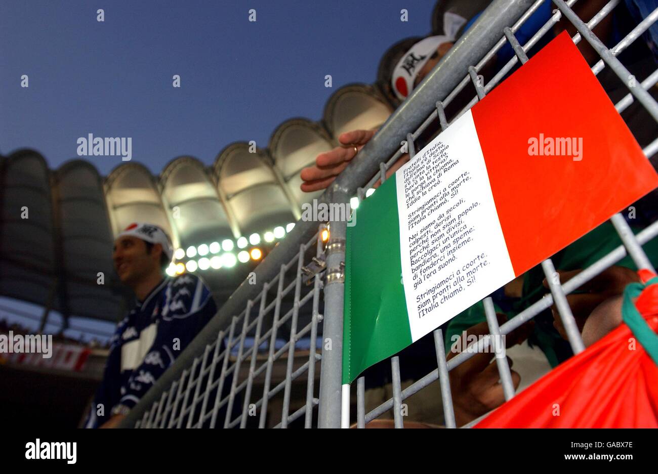 Football - coupe du monde de la FIFA 2002 - Groupe G - Italie / Croatie.Les mots à l'hymne national italien sont écrits sur leur drapeau Banque D'Images