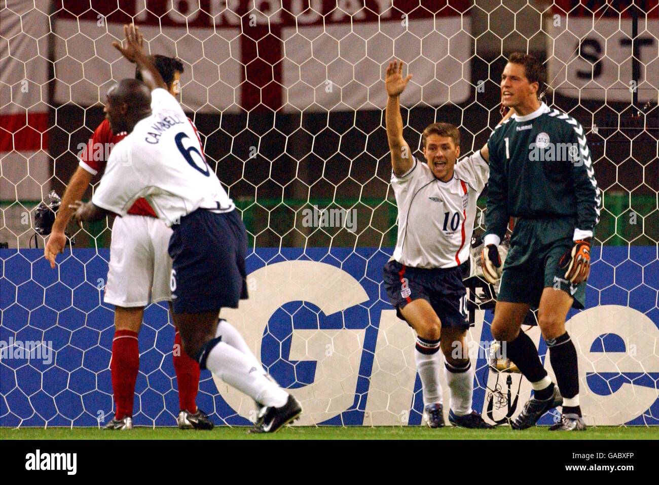 Michael Owen et sol Campbell en Angleterre commencent à célébrer comme Thomas Sorensen, du Danemark, s'intéresse à lui après avoir concédé le premier objectif De Rio Ferdinand Banque D'Images