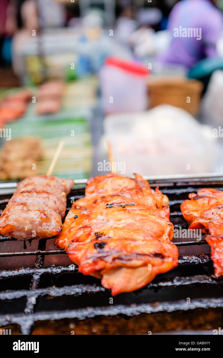 Poulet grillé au charbon de bois sur des brochettes en bois,Thai street food, Chiang Mai Thaïlande Banque D'Images