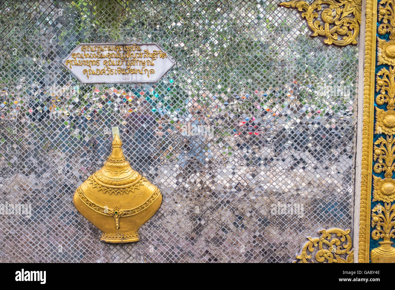 Mosaïque miroir mur du temple, Chiang Mai Thaïlande Banque D'Images