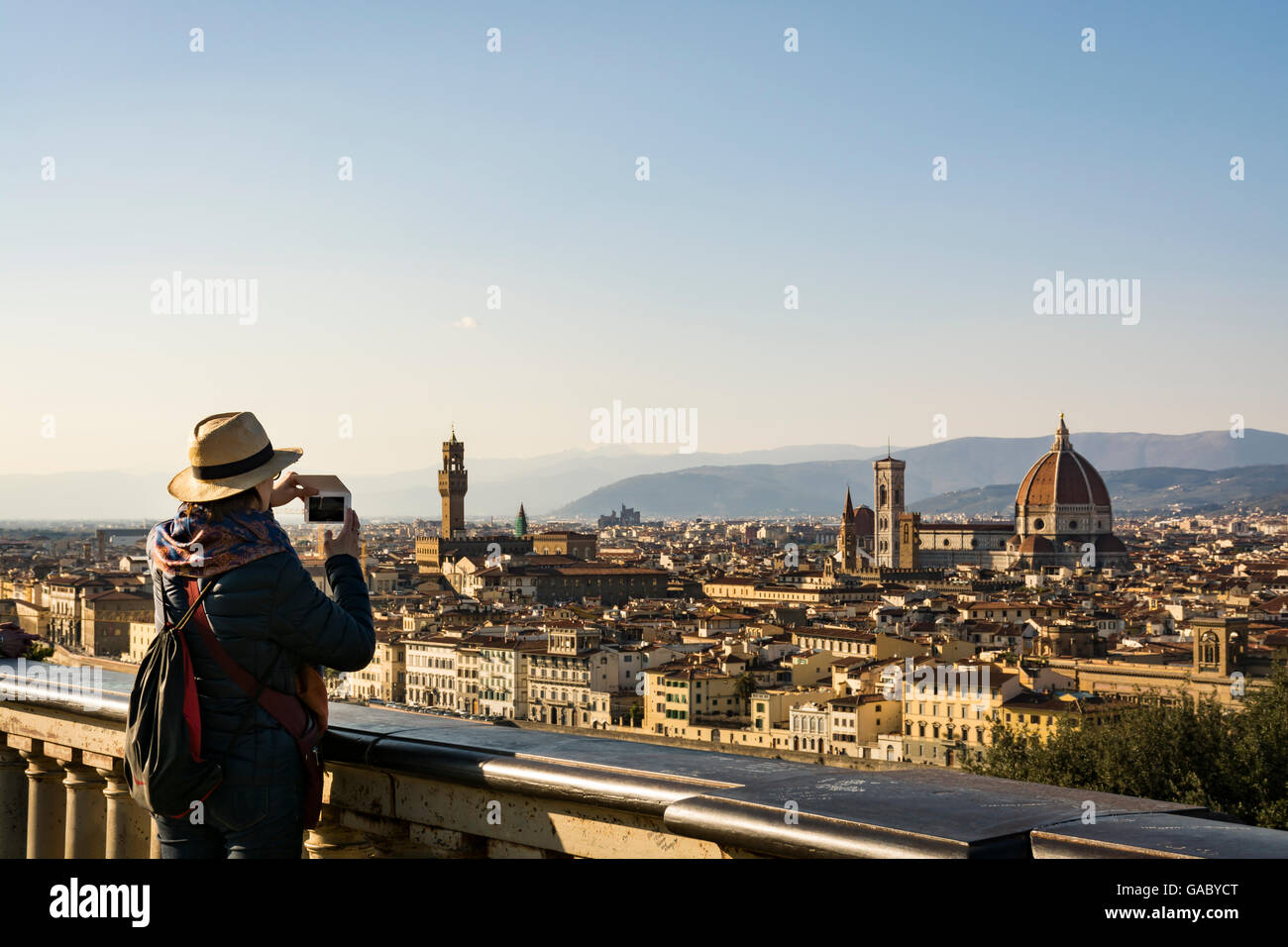 Tourist photographing toits de Florence à partir de la Piazzale Michelangelo, l'Italie Banque D'Images