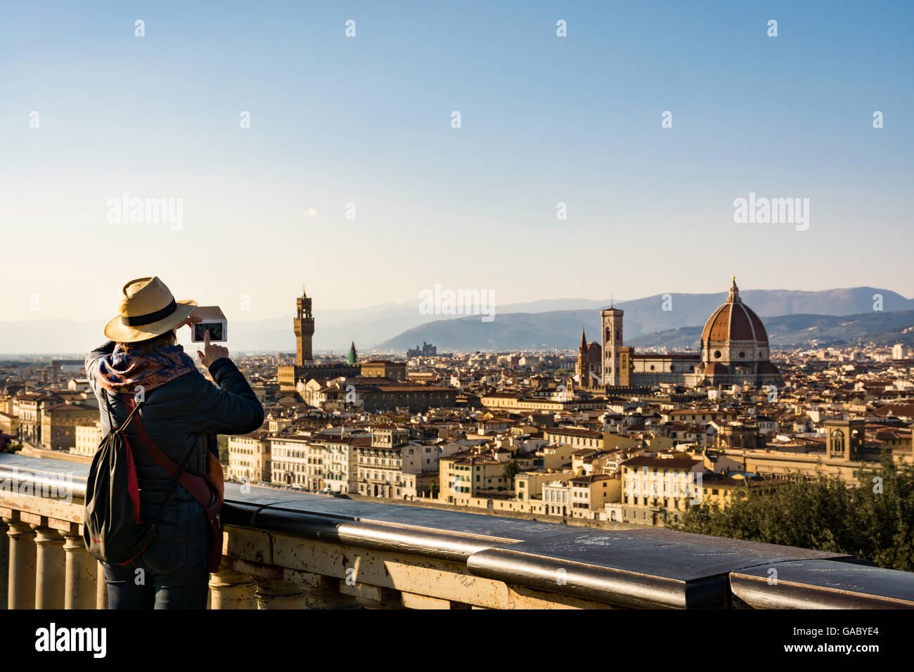 Tourist photographing toits de Florence à partir de la Piazzale Michelangelo, l'Italie Banque D'Images