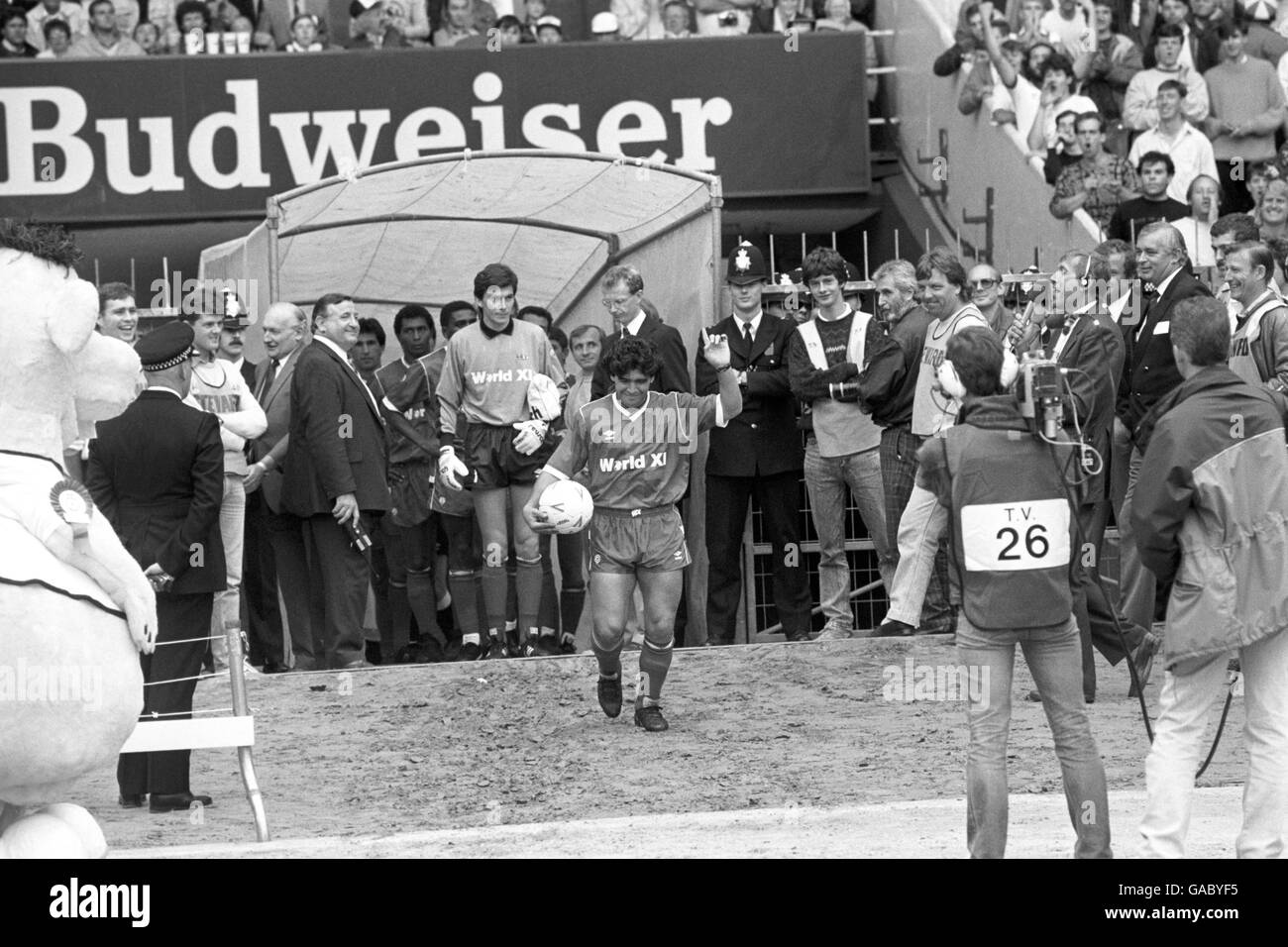 L'Argentin Diego Maradona est plein de sourires alors qu'il mène le reste des XI du monde au stade Wembley des mois après que sa « main de Dieu » ait frappé l'Angleterre de la coupe du monde au Mexique. Banque D'Images