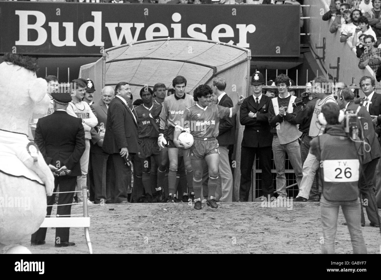 L'Argentin Diego Maradona est plein de sourires alors qu'il mène le reste des XI du monde au stade Wembley des mois après que sa « main de Dieu » ait frappé l'Angleterre de la coupe du monde au Mexique. Banque D'Images