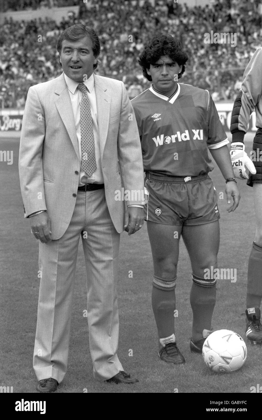 L'Argentin Diego Maradona (représentant le reste du monde XI) avec le Manager Terry Varlocks au stade de Wembley quelques mois après que son « main de Dieu » a frappé l'Angleterre de la coupe du monde au Mexique. Banque D'Images