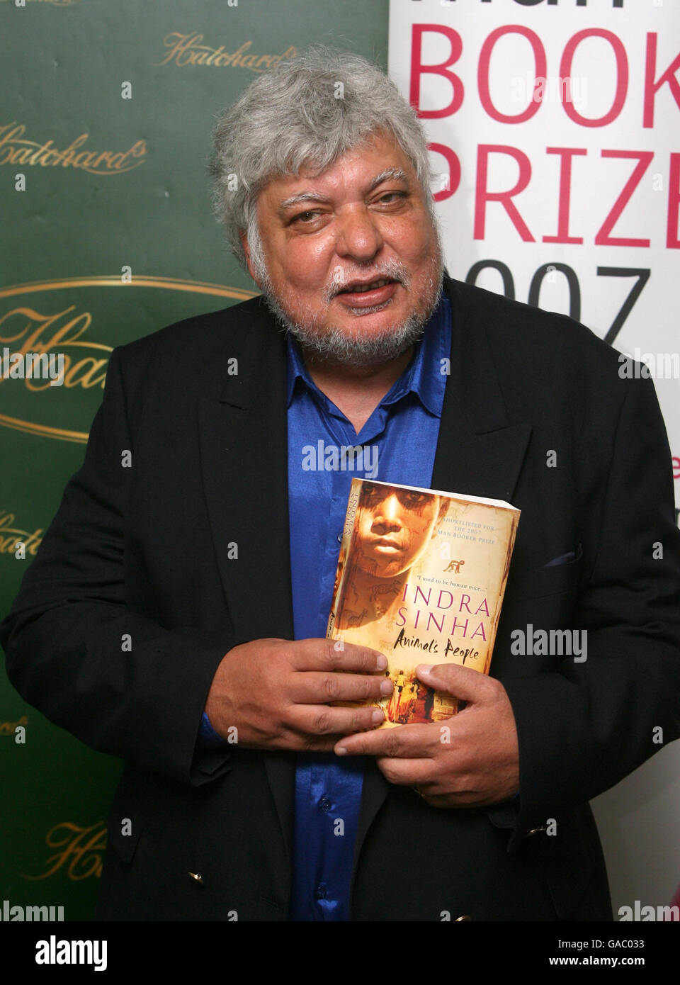 Indra Sinha, un candidat sélectionné pour le Prix Man Booker 2007 avec son livre 'Animal's People', dans la librairie Hatchard de Londres. Banque D'Images