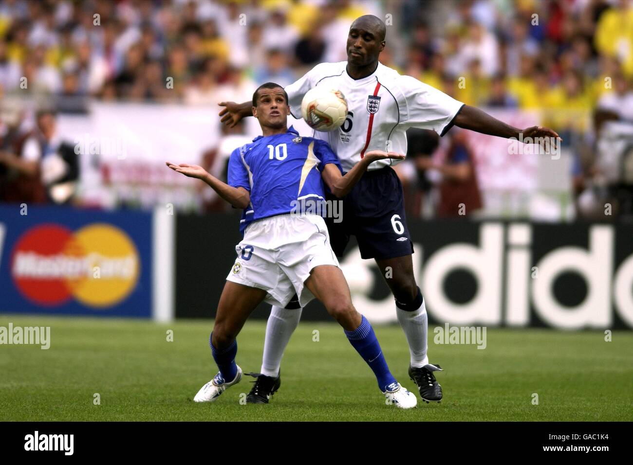 Rivaldo au Brésil protège le ballon contre sol Campbell en Angleterre Banque D'Images