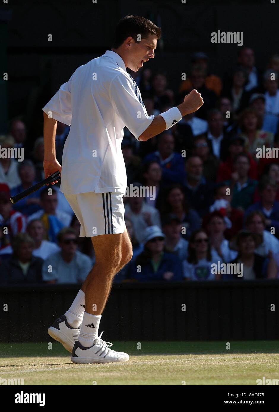 Tennis - Wimbledon 2002 - deuxième tour.Tim Henman célèbre un point contre Scott Draper. Banque D'Images