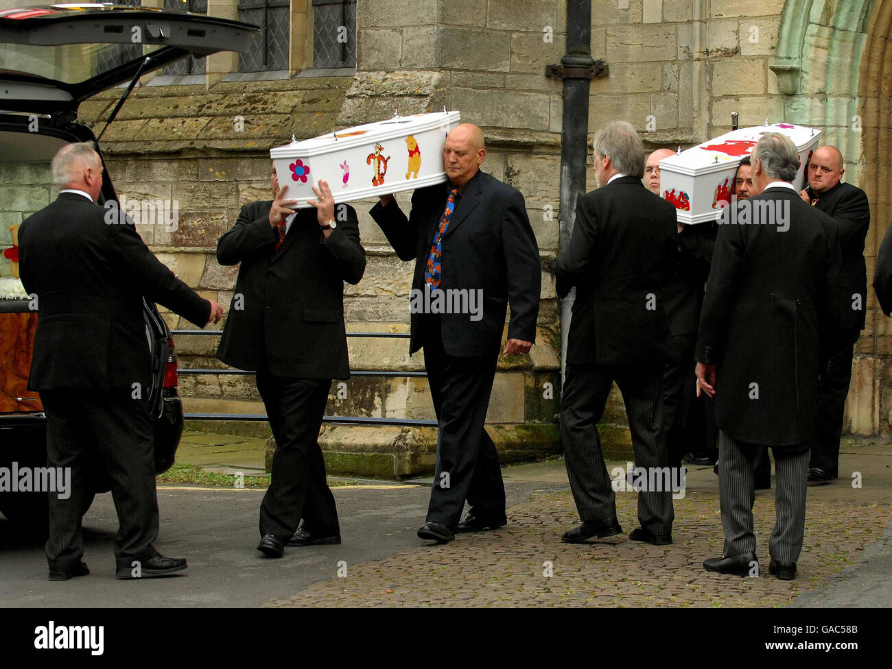 Les cercueils sont transportés de l'église St Botolph, Boston, Lincolnshire, après les funérailles de quatre enfants qui sont morts après le Land Rover dans lequel ils voyageaient plongé dans une rivière. Banque D'Images