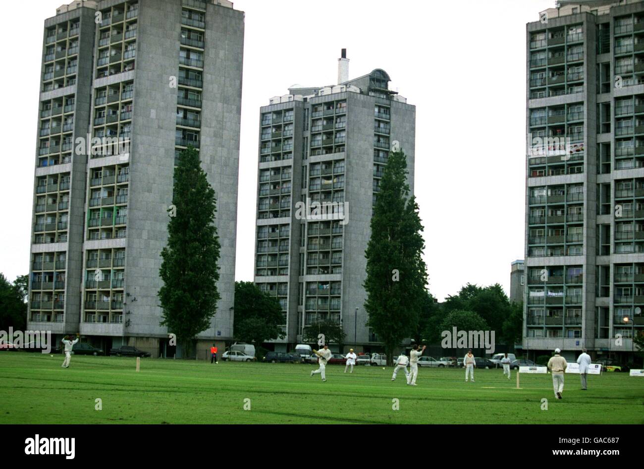 Sur fond de propriété Kennington, un match de cricket est joué sur le nouveau terrain communautaire Banque D'Images