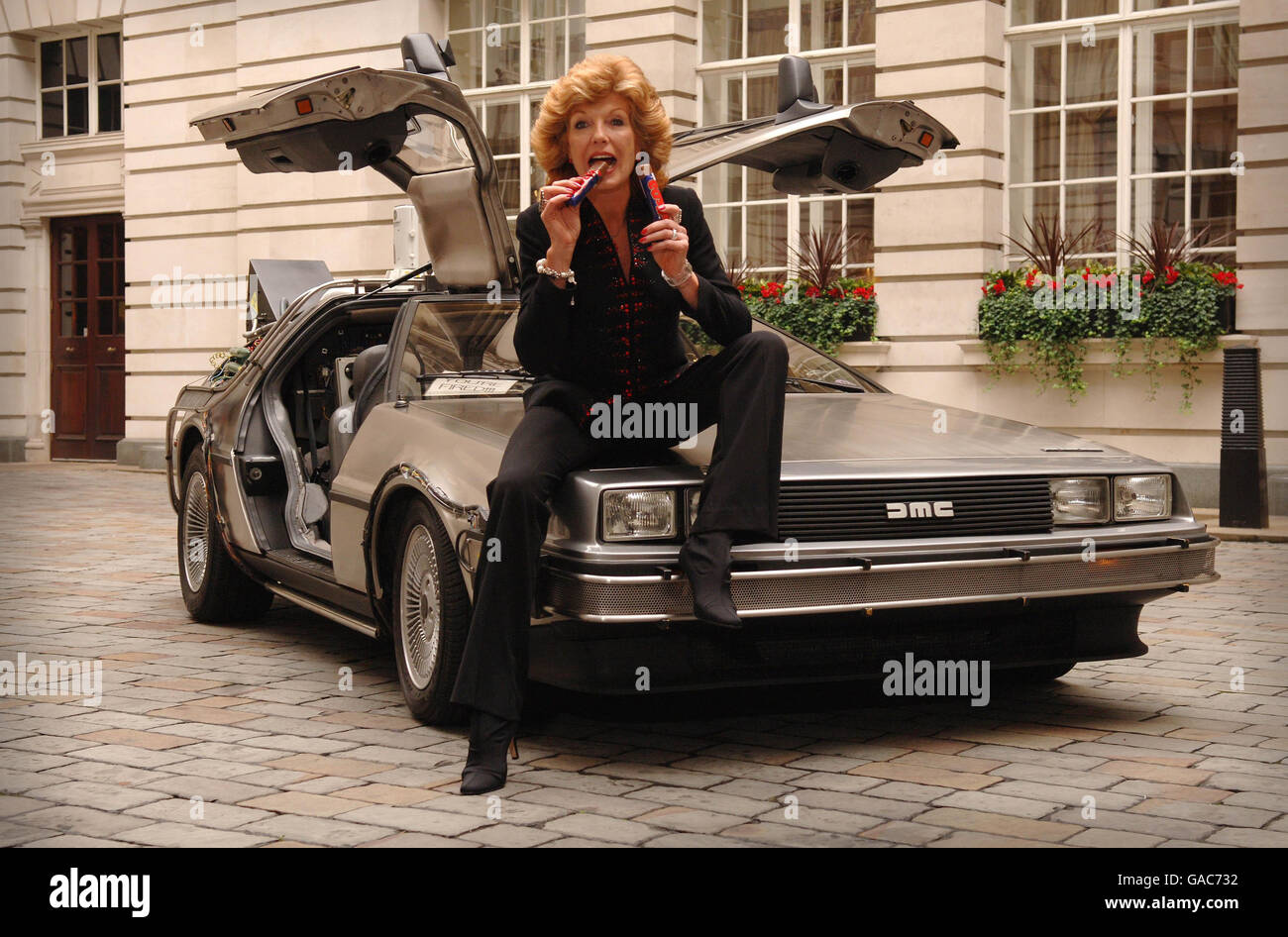 RULA Lenska relance le bar à chocolat Wispa avec l'aide de la voiture Back to the future DeLorean, à l'hôtel Chancery court, dans le centre de Londres. RULA a joué dans les annonces Wispa originales avec Dennis Waterman. Banque D'Images