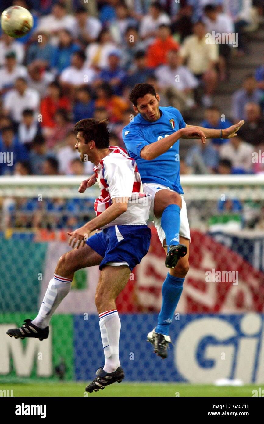 Football - coupe du monde de la FIFA 2002 - Groupe G - Italie / Croatie.Zvonimir Soldo (l) en Croatie et Marco Materazzi en Italie se battent pour le ballon Banque D'Images