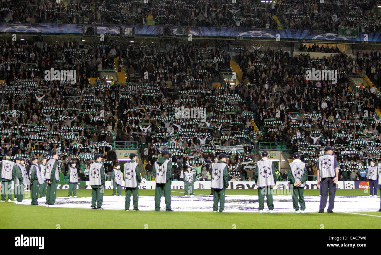 Football - UEFA Champions League - Groupe D - Celtic v AC Milan - Celtic Park.Les Ballboys se rassemblent autour du cercle central avant de démarrer Banque D'Images