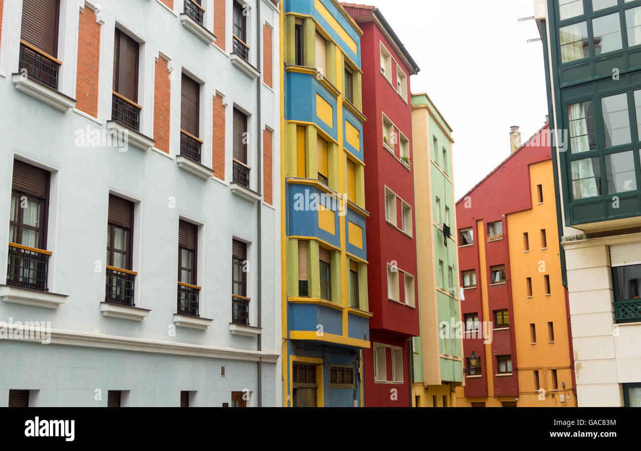 Bâtiment coloré dans la ville de Gijón, Espagne Banque D'Images