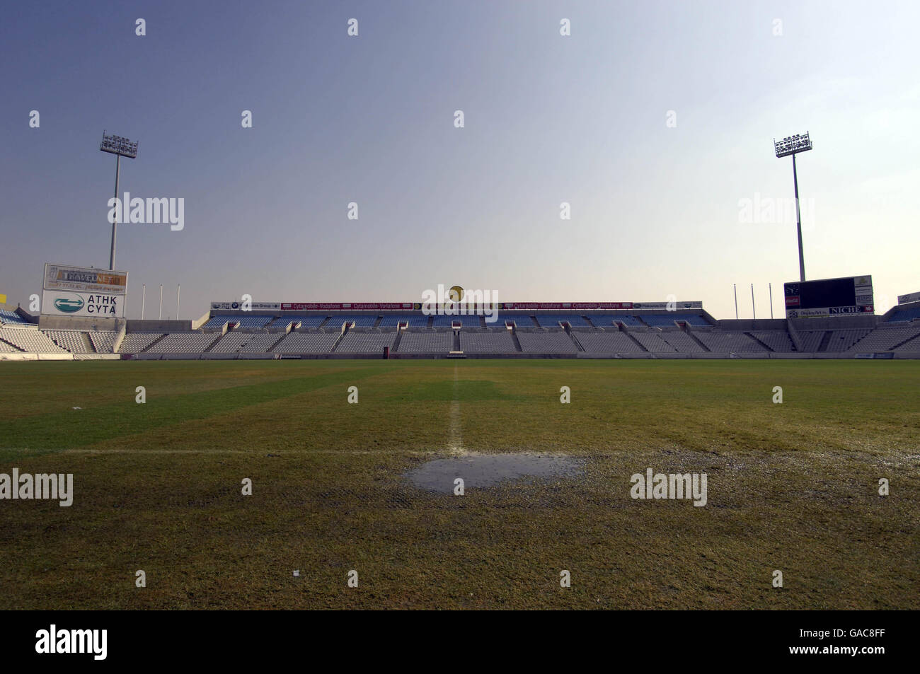 Vue sur le stade Neo SGP, Nicosie, Chypre. Date de la photo: Samedi 13 octobre 2007. Voir PA Story FOOTBALL pays de Galles. Crédit photo devrait se lire: Rebecca Naden/PA Wire. RESTRICTIONS: TOUTE UTILISATION D'INTERNET/MOBILE NÉCESSITE L'ACHAT D'UNE LICENCE SÉPARÉE DE DATACO LTD +44 207 864 9121. Toute utilisation commerciale nécessite une autorisation supplémentaire. Appelez les photos des PA pour en discuter. Banque D'Images