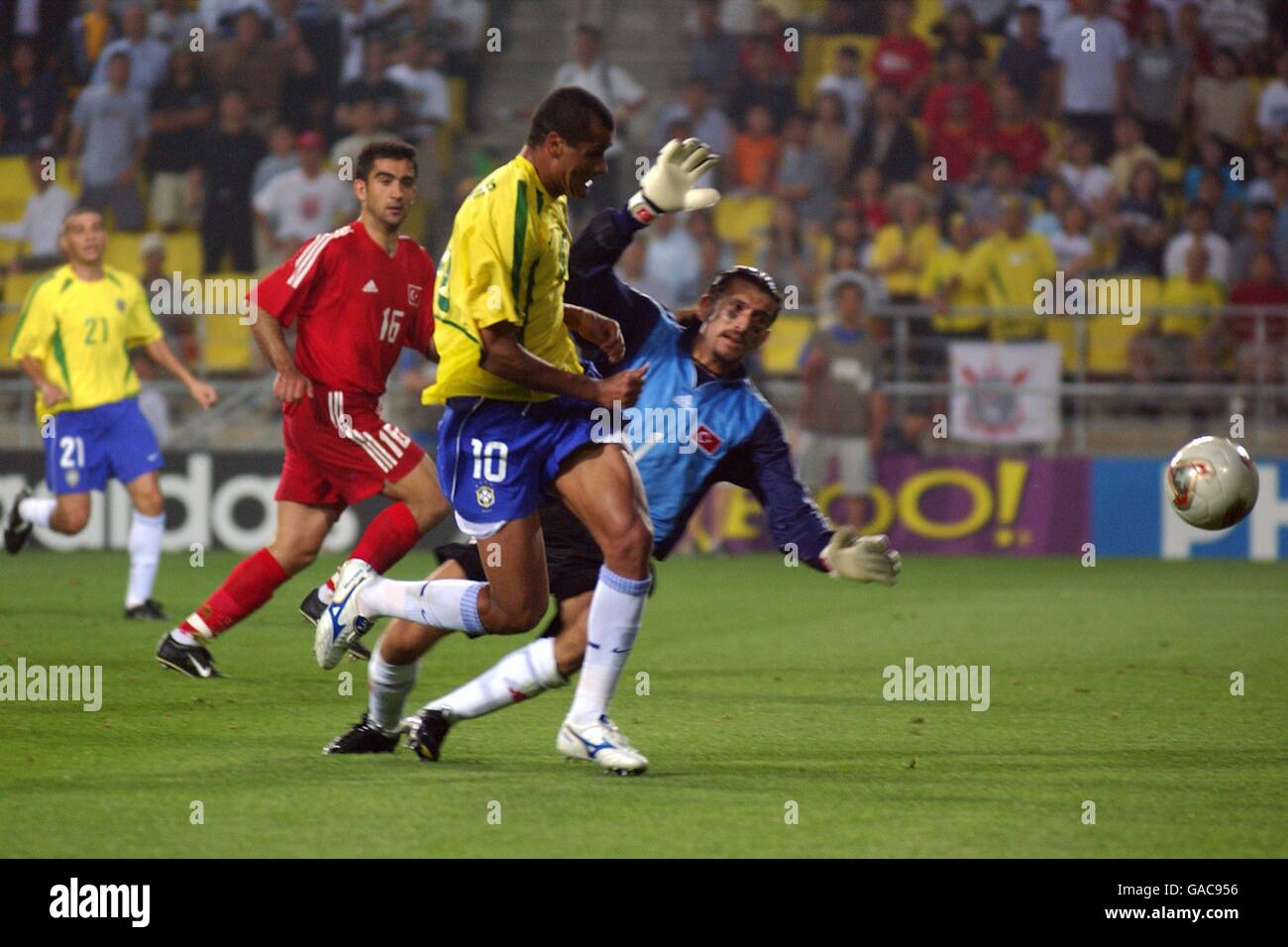 Le Rivaldo brésilien passe devant le gardien de but de Turquie Rutu Recber Banque D'Images