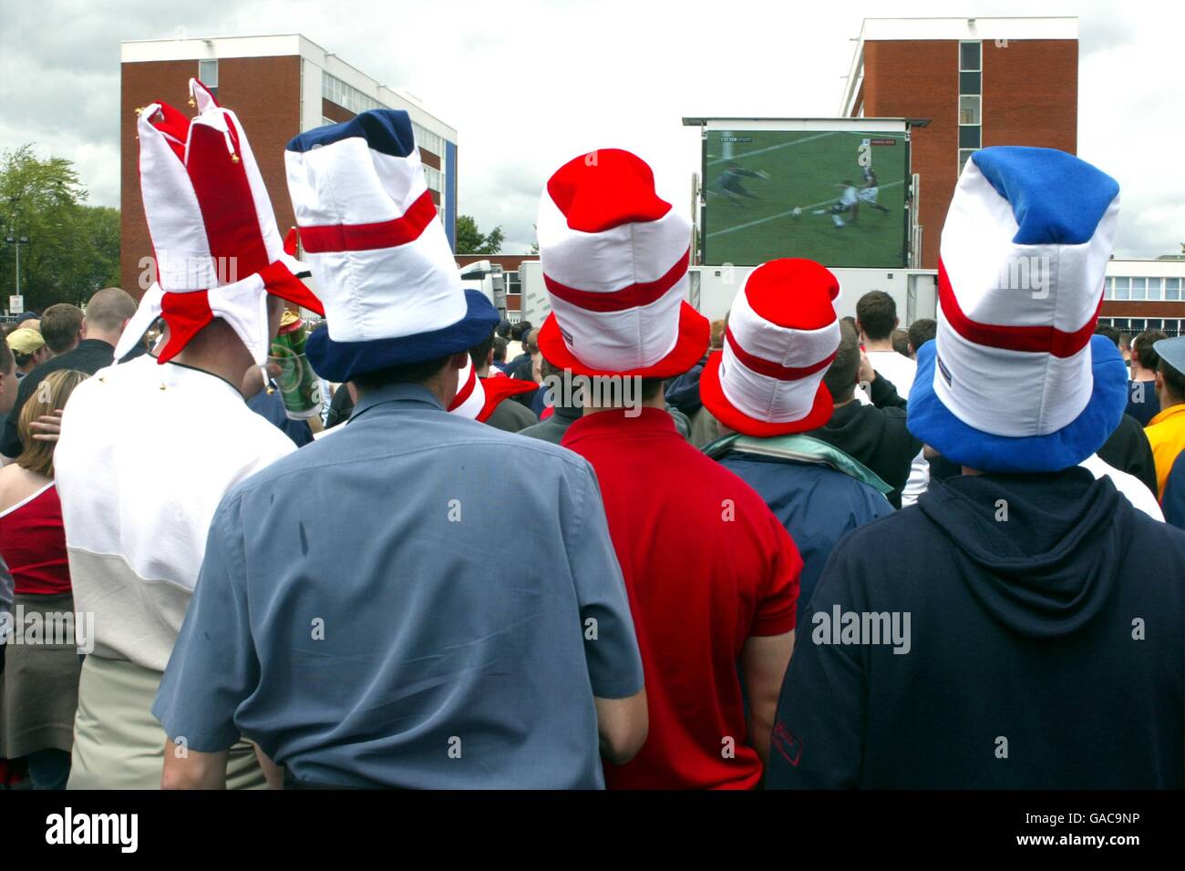 Les fans de cricket de l'Angleterre regardent Michael Owen sur un grand score À l'extérieur d'Old Trafford Banque D'Images