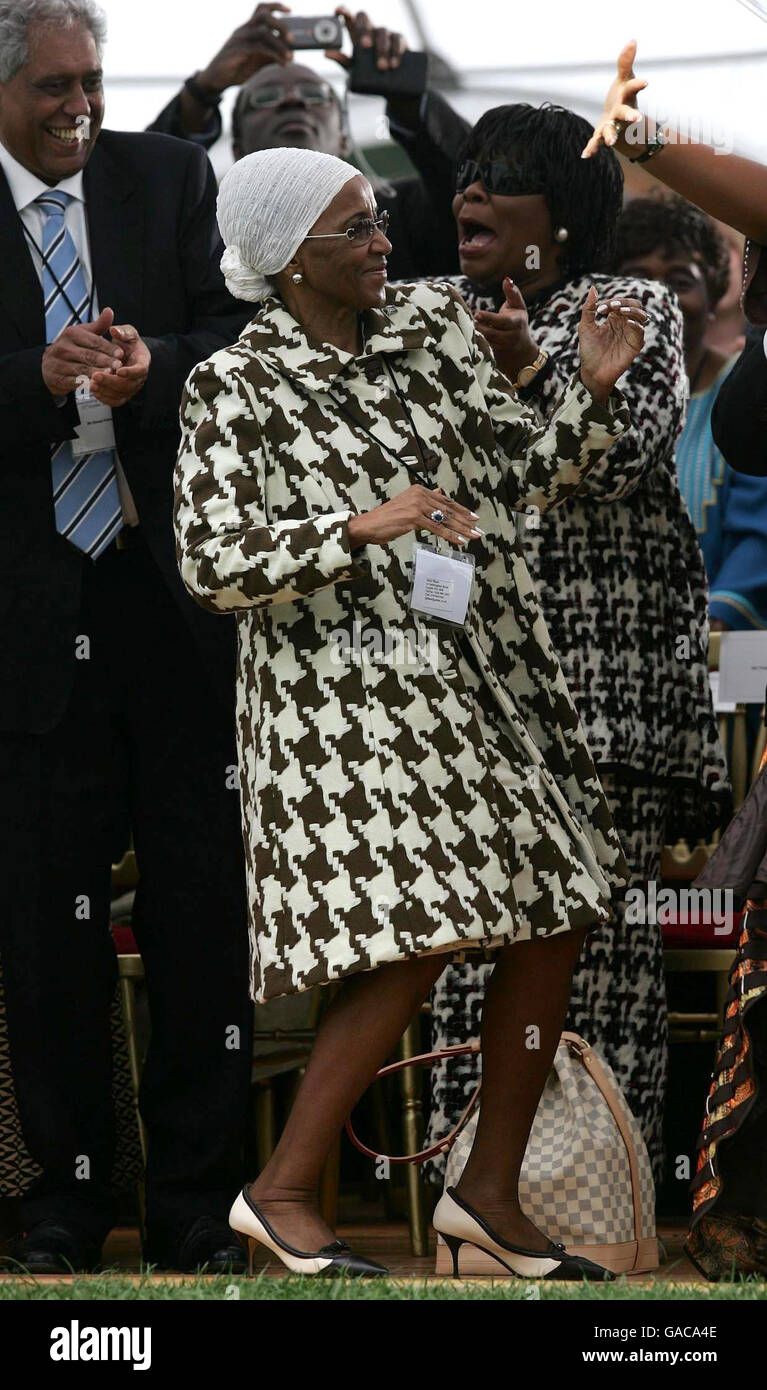 Première Dame d'Afrique du Sud, Mme Zanele Mbeki (au centre), photographiée lors du dévoilement d'un buste du président du Congrès national africain (ANC), Oliver Tambo, dans le nord de Londres. Banque D'Images