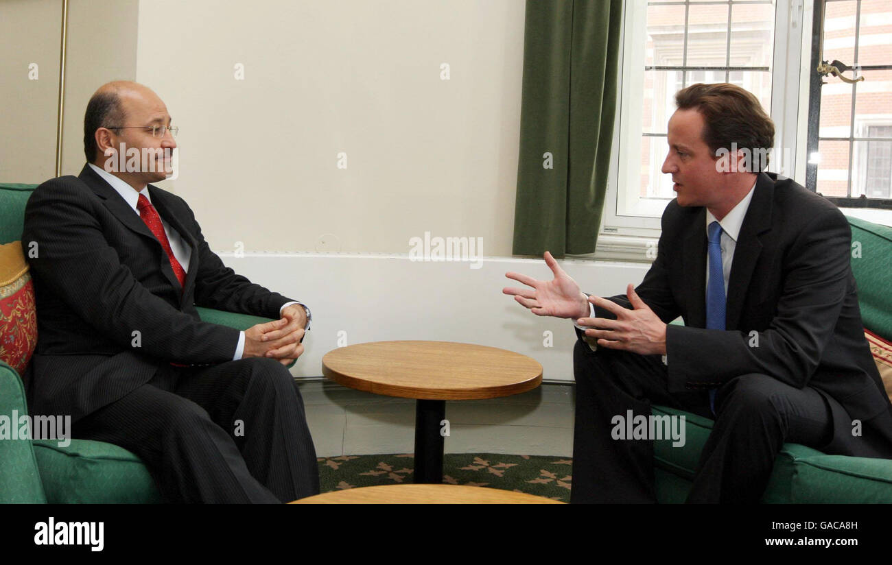 David Cameron répond à l'Iraq vice-premier ministre Banque D'Images