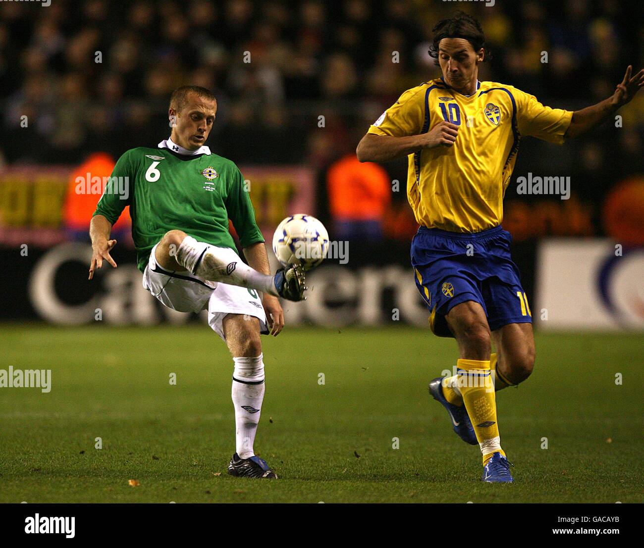 Football - Championnat d'Europe de l'UEFA qualification 2008 - Groupe F - Suède / Irlande du Nord - Stade Rasunda.Sammy Clingan d'Irlande du Nord et Zlatan Ibrahimovic de Suède (r) Banque D'Images