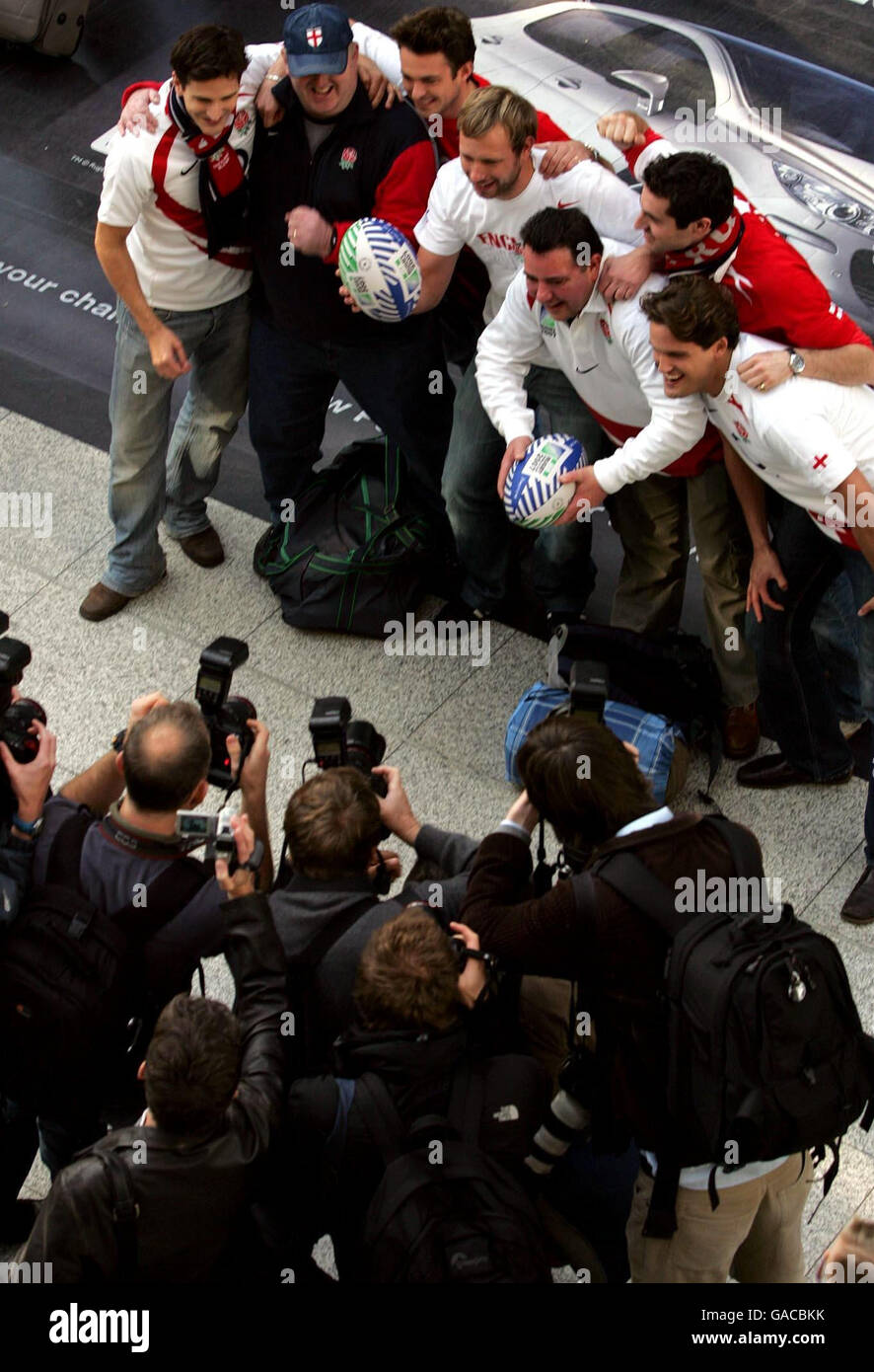 Blake, le groupe d'opéras qui a enregistré l'hymne officiel de la campagne de la coupe du monde de rugby d'Angleterre, rejoint les fans de rugby d'Angleterre faisant la queue au terminal Eurostar de la gare de Waterloo, Londres. Banque D'Images