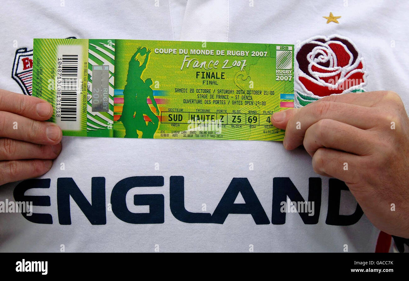 Un joueur de rugby d'Angleterre à Paris montre son billet pour la finale de  la coupe du monde de rugby entre l'Angleterre et l'Afrique du Sud qui aura  lieu demain Photo Stock -