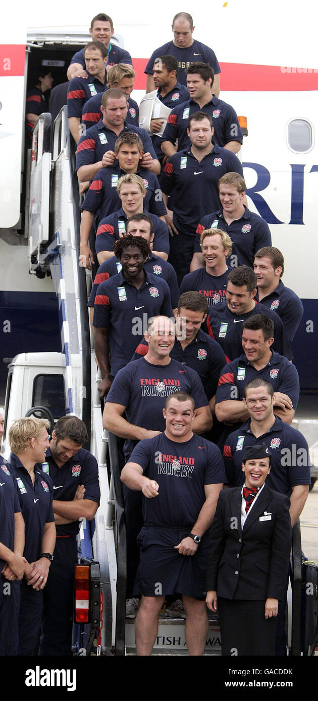 Les membres de l'équipe de rugby anglaise font la queue sur les marches de leur avion British Airways nommé « Hope and Glory » après leur arrivée à l'aéroport de Heathrow, Londres. Banque D'Images